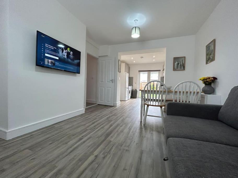 Apartamento Bali Bliss Garden Flat With Parking Enfield Exterior foto